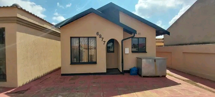 Two bedroom house to rent in ext 11
it has l  in Protea Glen