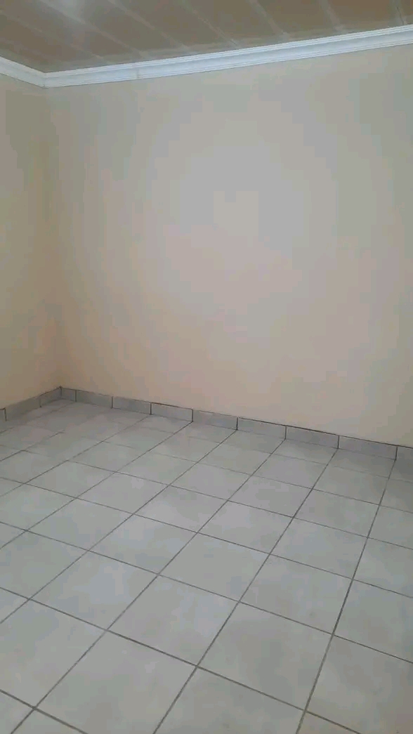 Ensuite available immediately for rental with  in Naturena