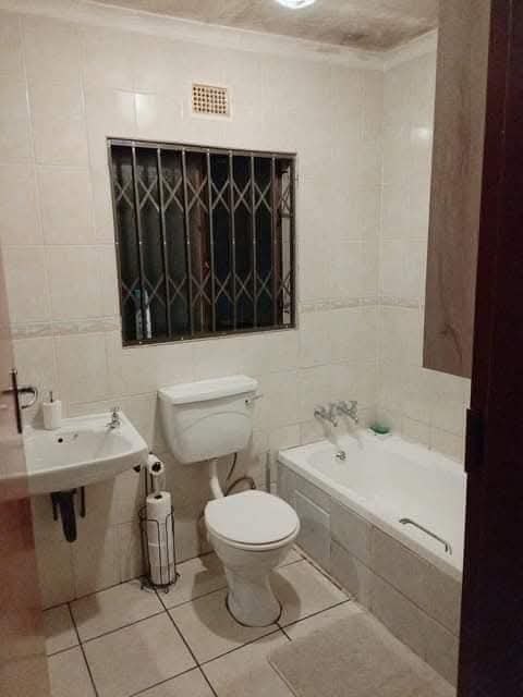 Rental price r5800 plus deposit
fitted kitch  in Dawn Park