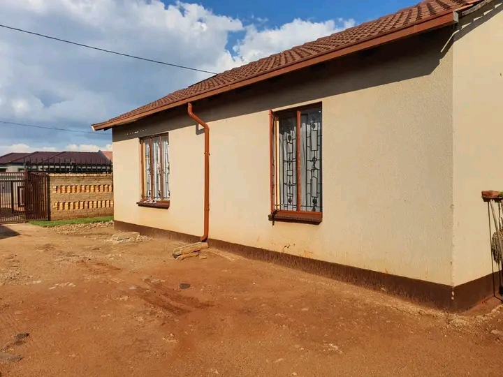 Area:ext 6 house for rental 
rent: r4500
de  in Vosloorus