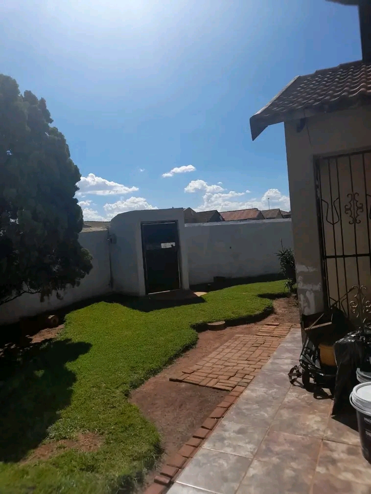 Area: ext25📍
rental price r5500 plus depo  in Vosloorus
