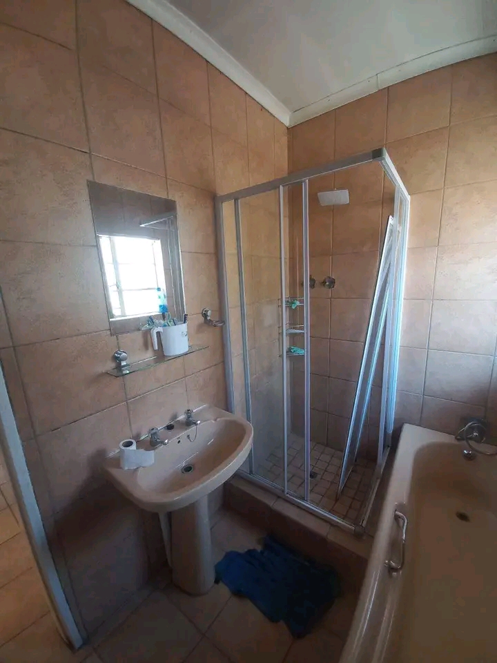 3 bedroom with 1 bathroom house to let in  eu  in Germiston