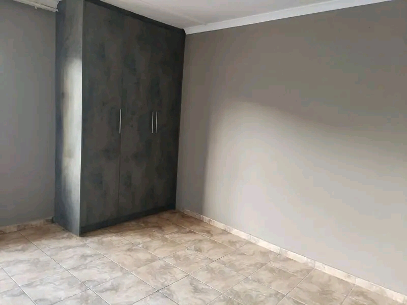 Ensuit room available for rental 
location:   in Protea Glen