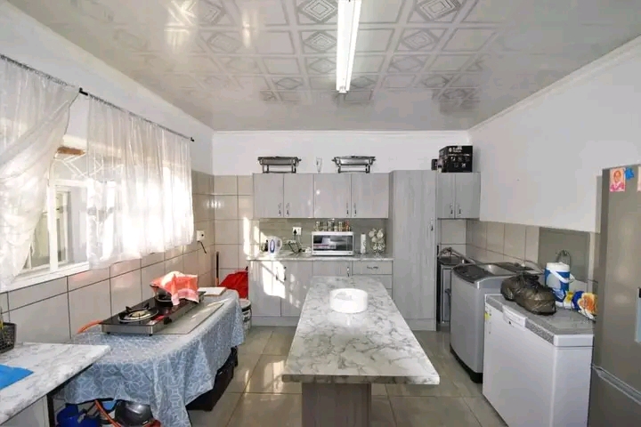 4 bedroom house
2 bathrooms
kitchen 
prepa  in Germiston