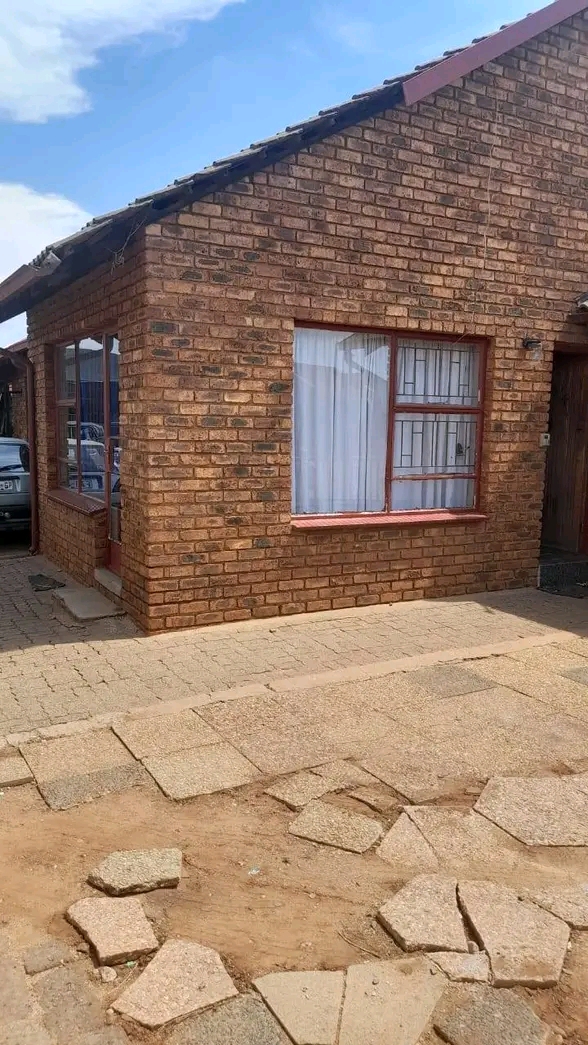 2 bedroom house available in roets drive afte  in Vosloorus