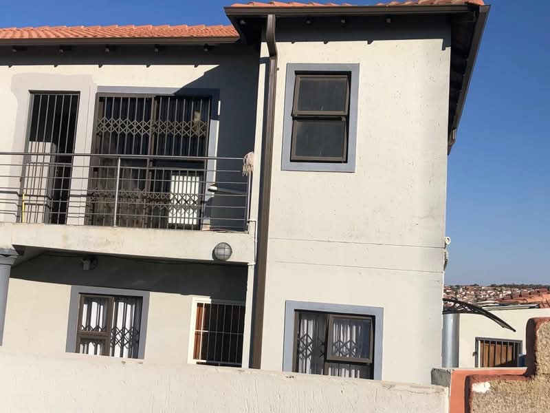 7 bedroom house for sale in ext 10. going for  in Cosmo City