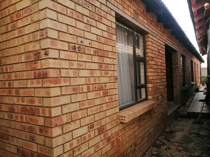 Room to rent ext 13 
r1300
electricity prep  in Protea Glen