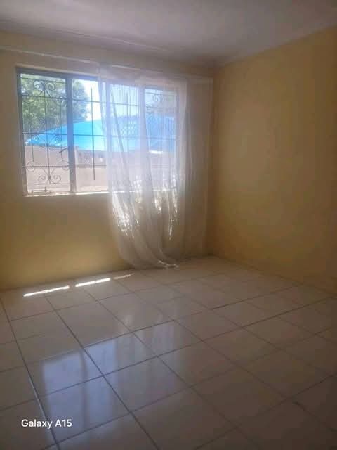 Room available today till dis friday room it   in Tsakane