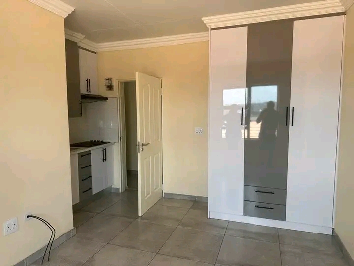Bachelor available for rental (5min walk to b  in Birch Acres