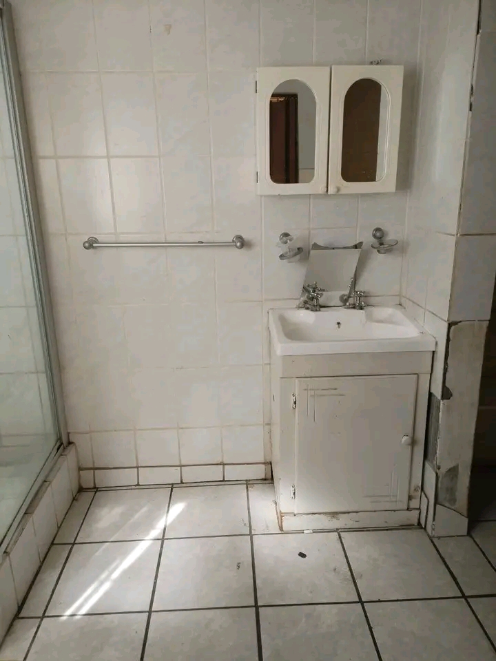 1 bedroom cottage with fitted kitchen, lounge  in Old Birch Acres