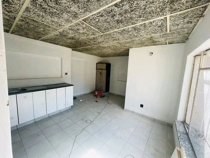 Open plan batchelor cottage with cupboard zin  in Kempton Park