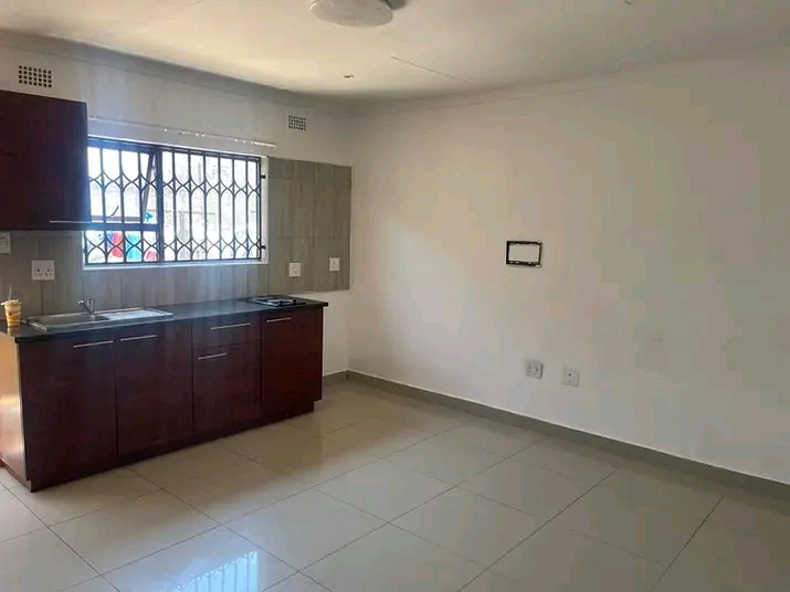 This gorgeous and clean bachelor is located i  in Kempton Park