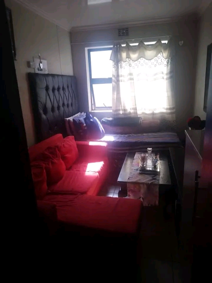 I bed flat available right now with fitted ki  in Hillbrow