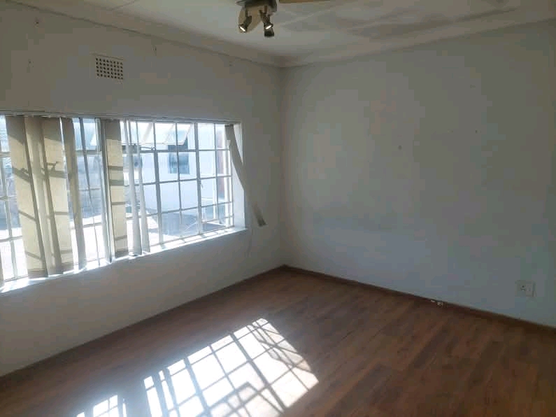 Rooms available in a house 
rent r3500
depo  in Edenvale