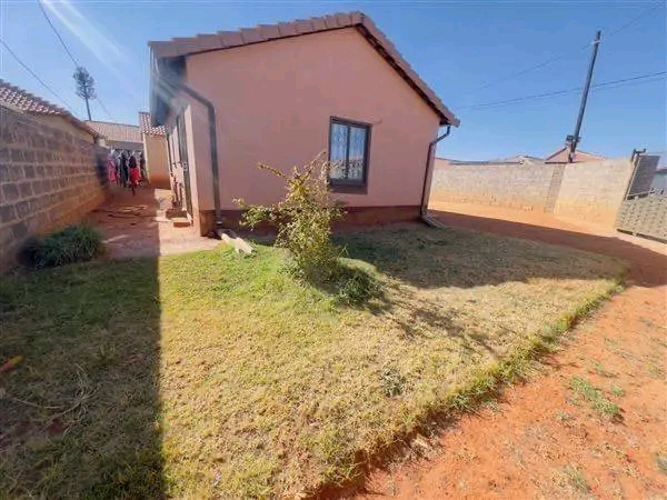 2 bedroom house
beautiful 2 bedroom house fo  in Protea Glen