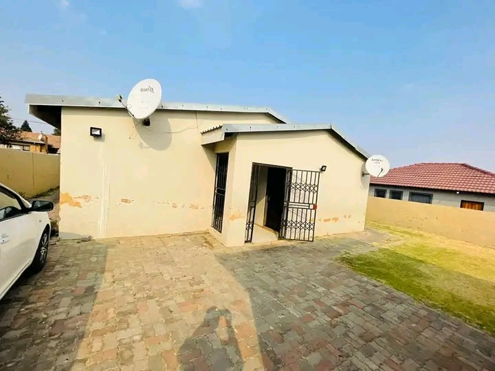 A spacious room with outside toilet 
easy ac  in Birch Acres