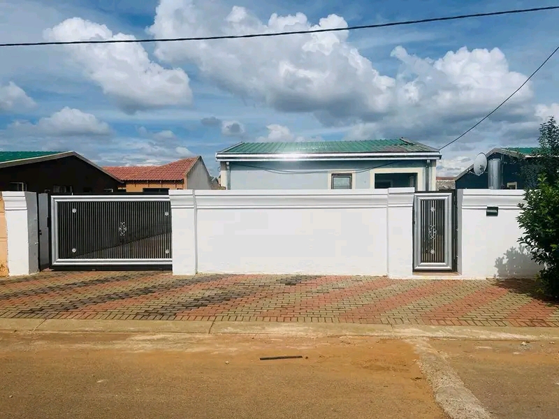 3 bed room house ext 16 r5000 pm
deposit req  in Protea Glen