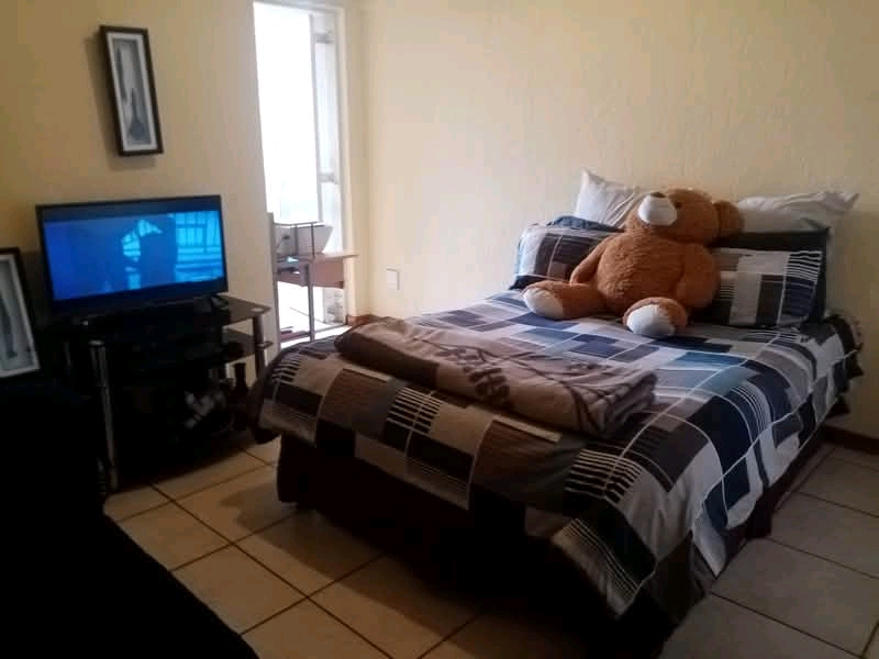 Big room available with it s own balcony in a  in Sunnyside