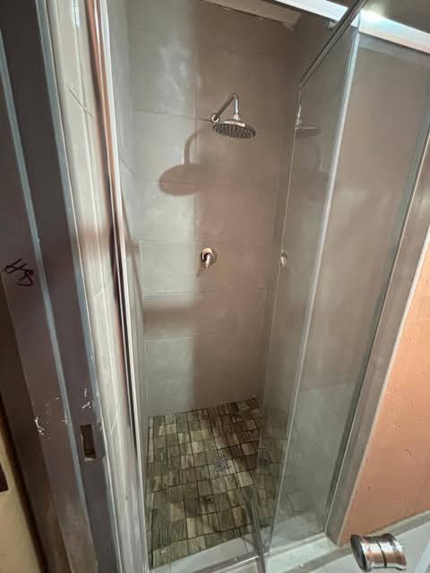 2 roomed bachelor accommodation toilet n show  in Leondale