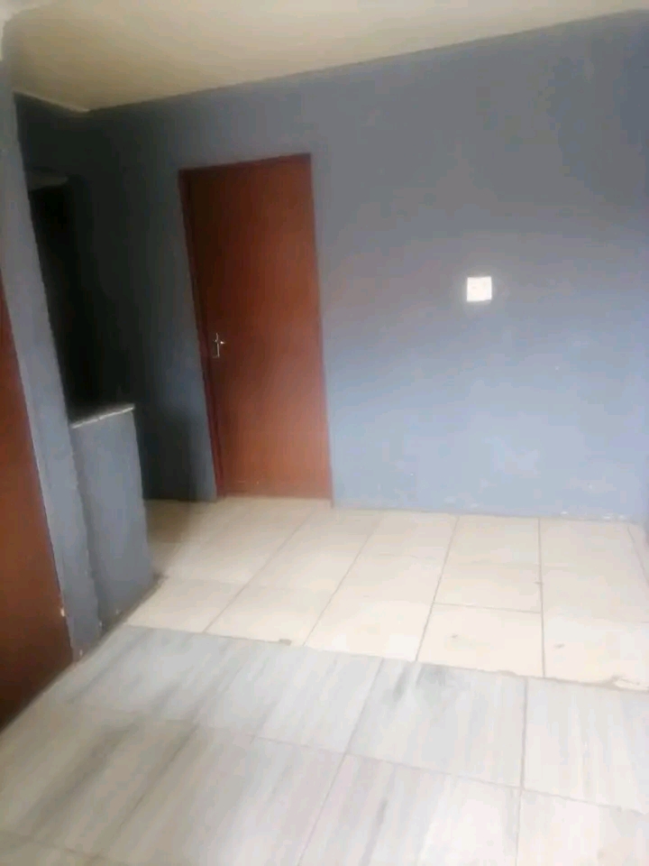 House available...rent 3500 deposit half pric  in Lufhereng