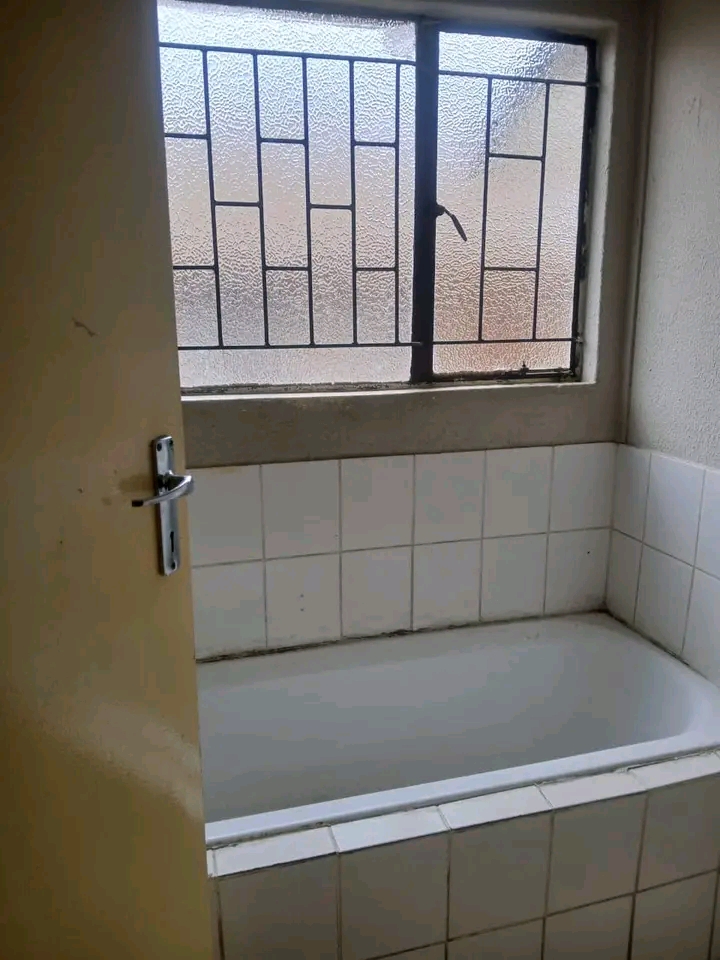 House to rent
2 bedroom and 1 bathroom  
ex  in Ebony Park