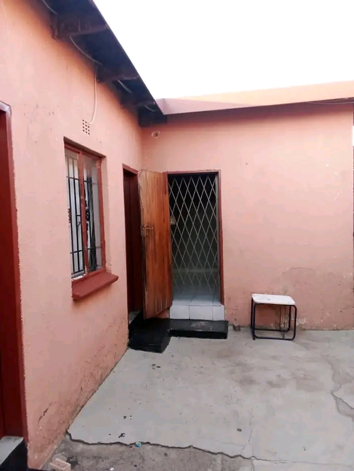 Garage available at dlamini2 rent r1500 no la  in Dlamini