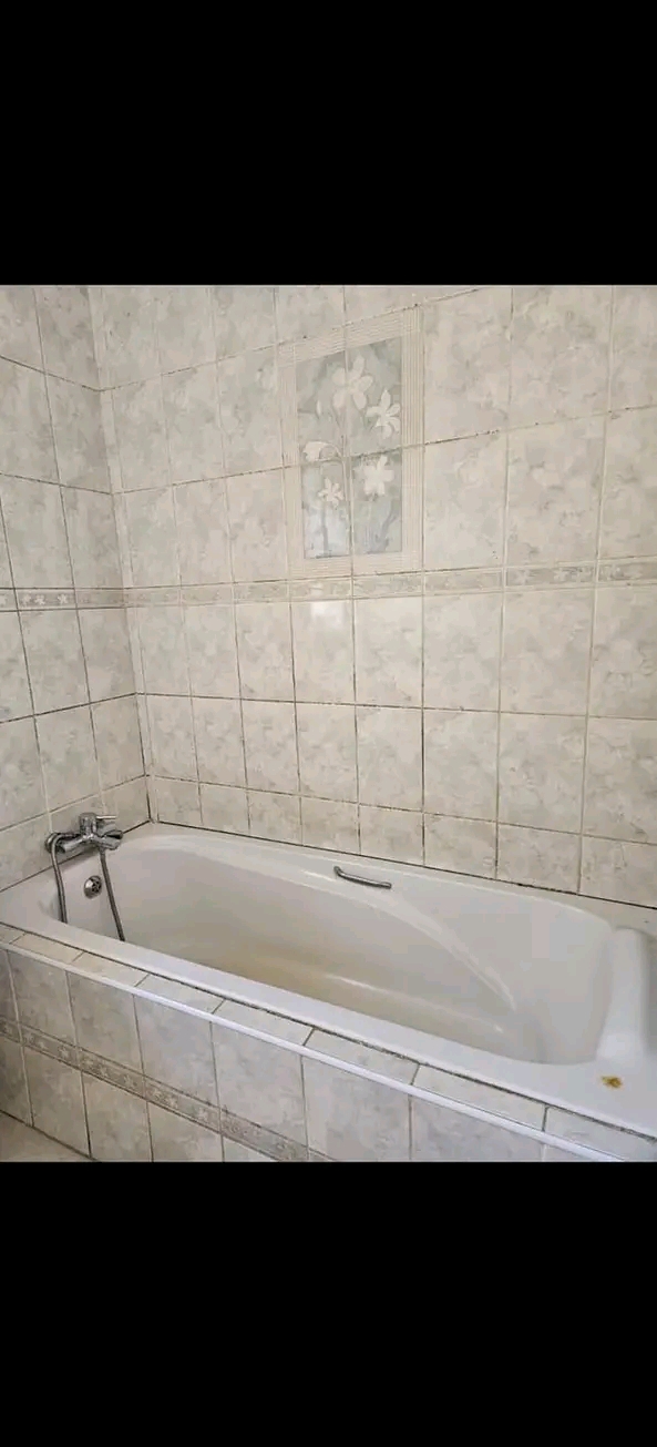 1 bedroom  cottage, comes with  fitted wardro  in Old Birch Acres
