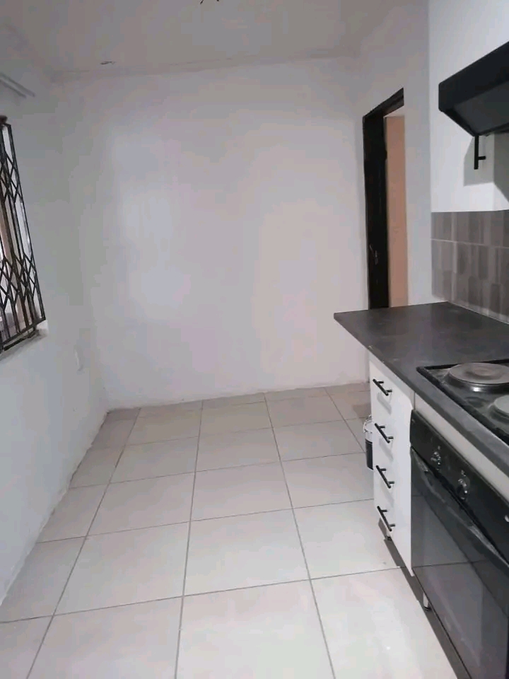 Greetings bachelor s rooms available for mont  in Clayville