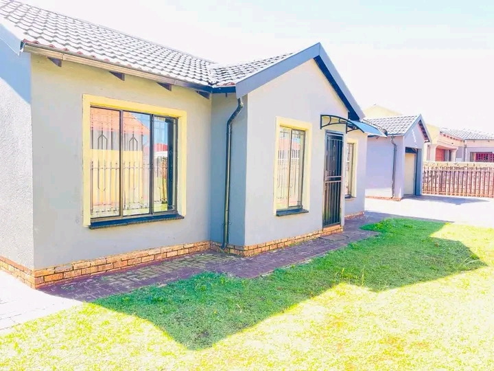 Beautiful 3 bedrooms house to rent in ext6 po  in Vosloorus