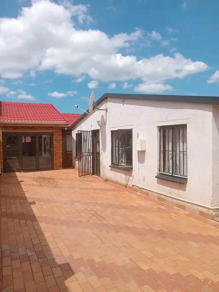 Bachelor s room to rent at ext 16 with a sink  in Protea Glen
