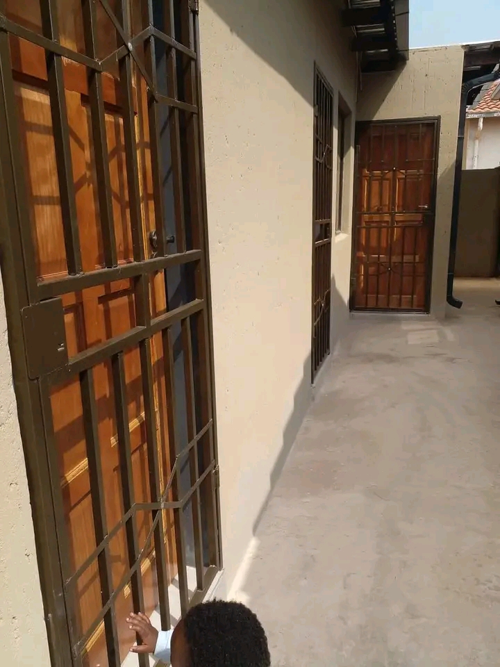Garage sized room with ensuite to rent extens  in Protea Glen