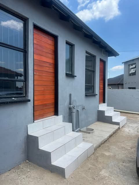 Bachelor room to let for r2600 per month excl  in Olievenhoutbosch