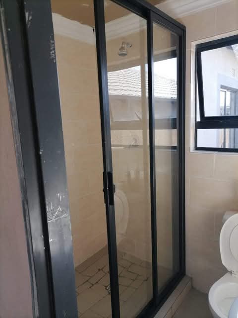 Bachelor room available to rent.location : ex  in Clayville