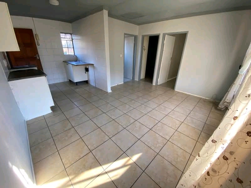 Unit to let by owner in west 
i am currently  in Roodepoort