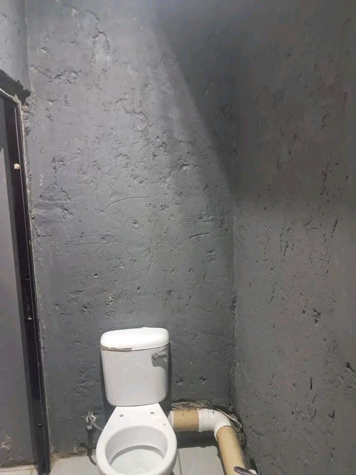 Room to rent 2300 contact me  in South Hills