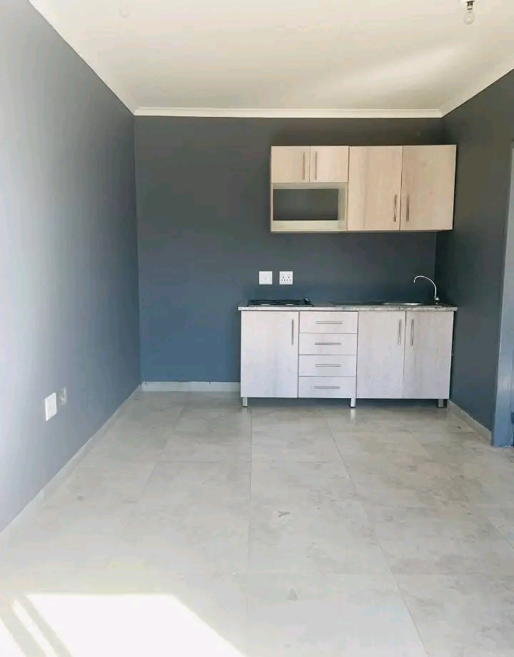 House 1 bedroom for rent 
venter street
r45  in Kempton Park