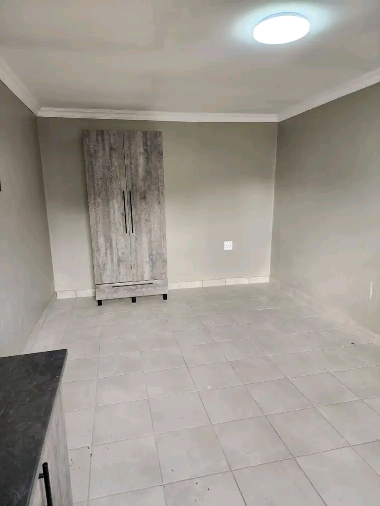 Outside room available for r2500 r1250 deposi  in Kensington