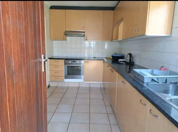 Spacious 4-bedroom home for rent – strubenv  in Roodepoort