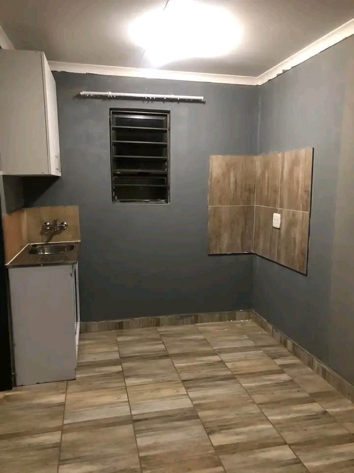 En-suite room to rent at extension 40 for r23  in Protea Glen