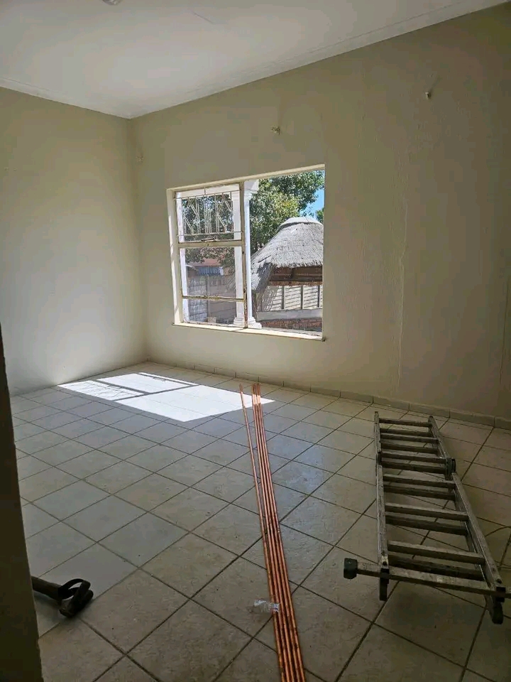 1 bedroom  cottage, comes with  fitted wardro  in Old Birch Acres