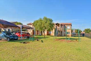 Lovely and spacious 2 bedroom 1-bathroom apar  in Protea Glen