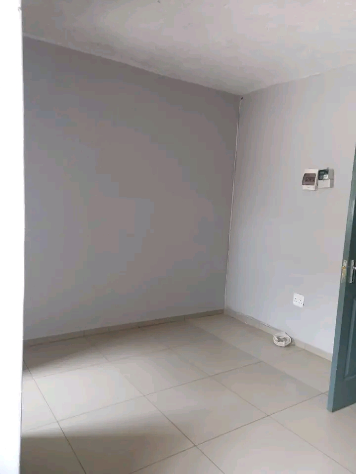 1 spacious bedroom bachelor with fitted kitch  in Norkem Park