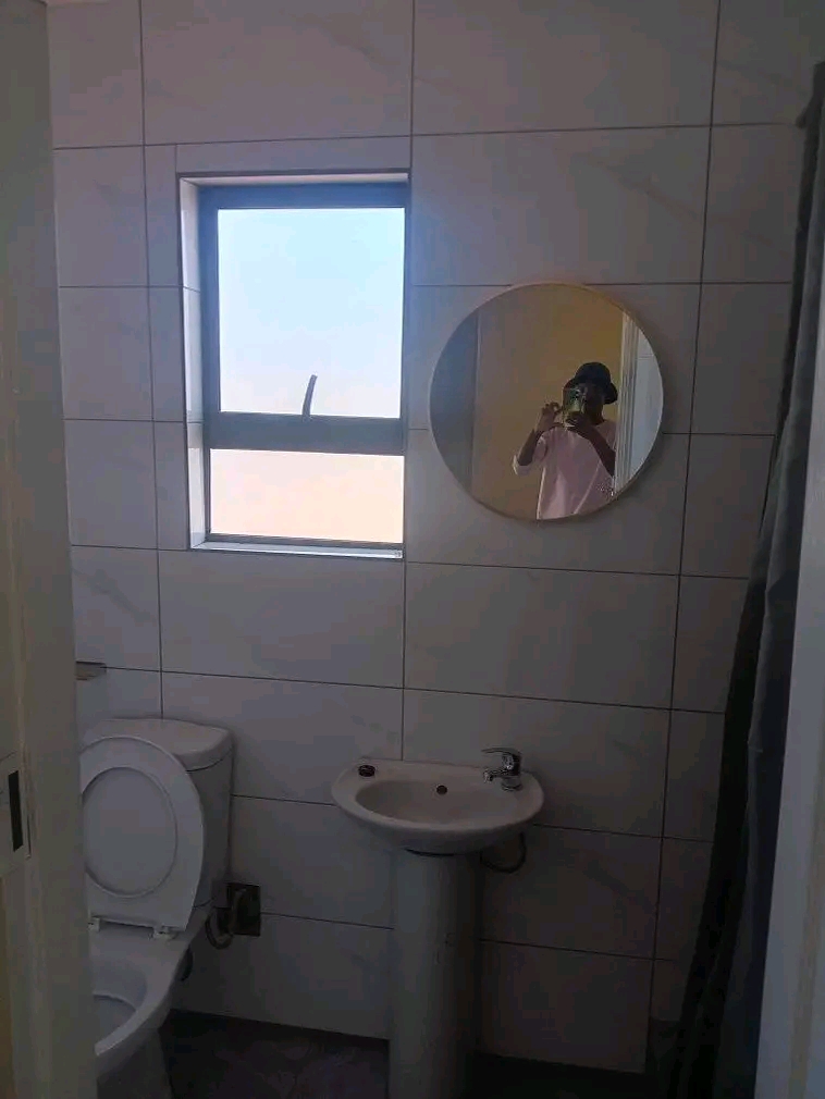 Bachelor available tlamatlama extension r4000  in Tembisa