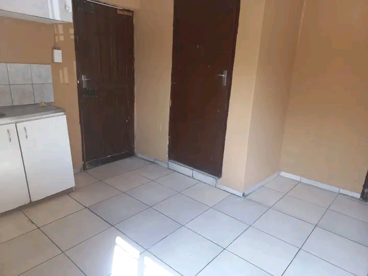 Neat and spacious one bedroom cottage availab  in The Hill