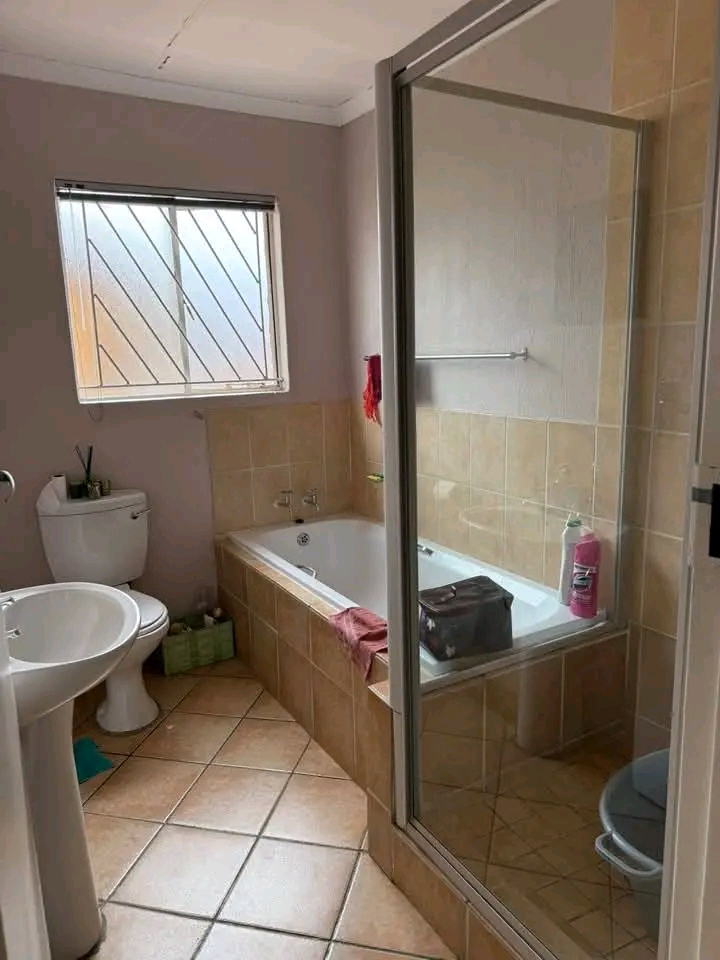 A well maintained stand alone offering 3 fitt  in Kempton Park