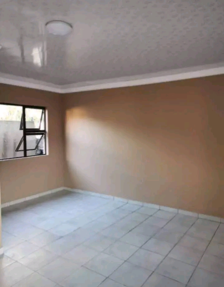Beautiful room available in 4th avenue selbor  in Alexandra