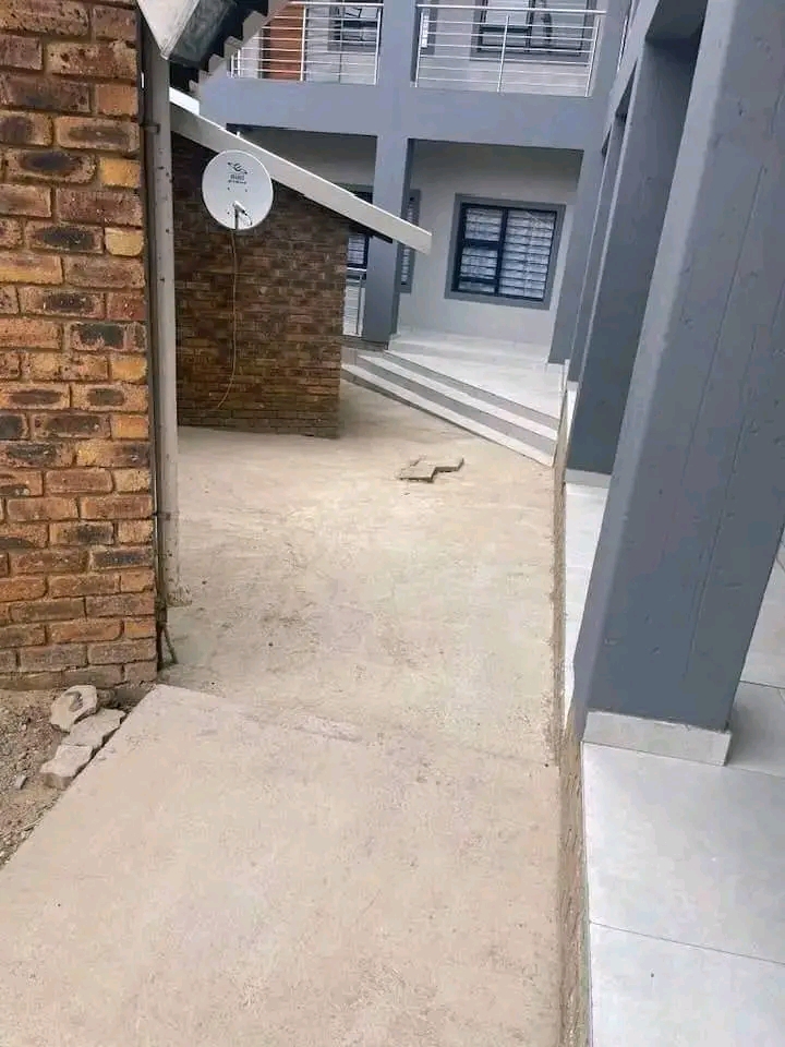 Bachelor available in zone 6 for r2400pm 064   in Diepkloof