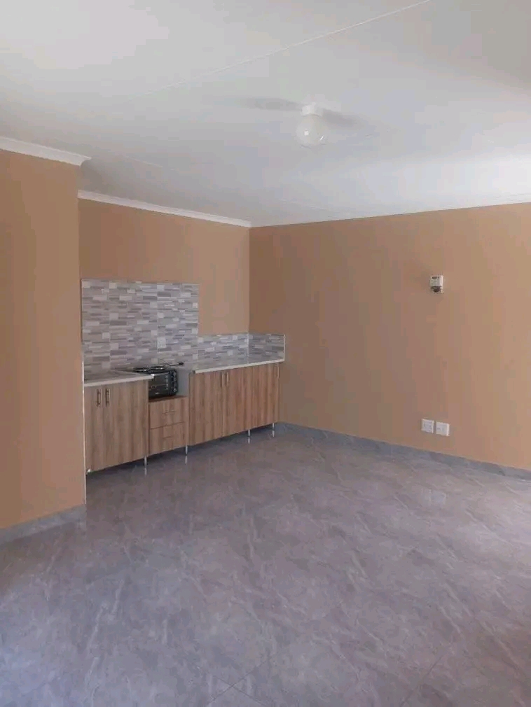Bachelor available tlamatlama extension r4000  in Tembisa