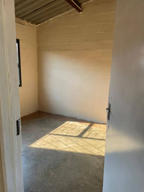 2 bedroom house for rent 
location: ext 14   in Vosloorus