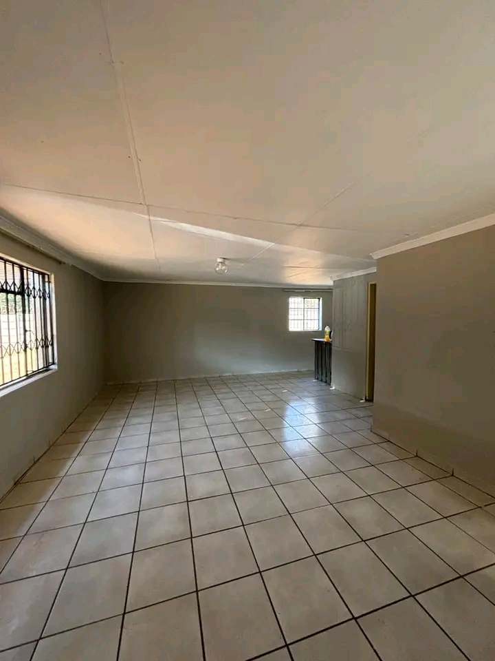 A very spacious cottage to rent comes with fi  in Old Birch Acres